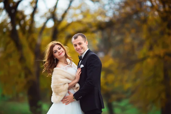 Belo casal desfrutando abraço um do outro e sorrindo ternamente — Fotografia de Stock