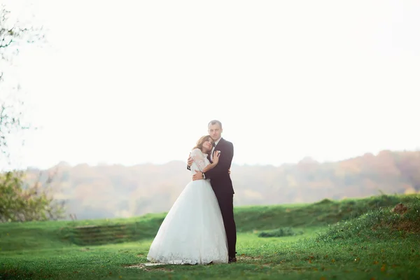 Happy bride and groom at a park on their wedding day — Stock Photo, Image