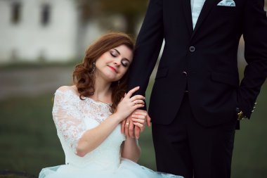 romantik Düğün çifti birlikte eğleniyor doğada açık