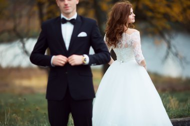 Doğada dışında güzel genç Düğün çifti