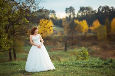 Beyaz bir elbise içinde bir gelin portresi