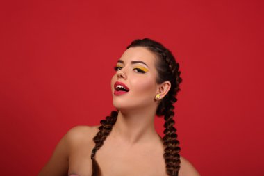 Mutlu heyecanlı kadın çığlık yan neşeli ile seyir 