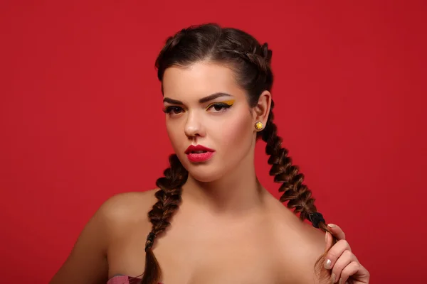 Mujer de moda con labios rojos y ojos ahumados, maquillaje de noche. Bea. —  Fotos de Stock