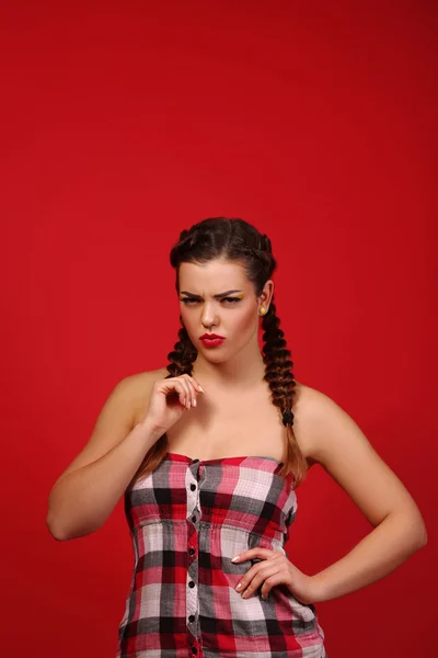 Bella sensualità eleganza signora mora viso donna, ha gli occhi marroni, capelli ricci lucido, sexy labbra sorridenti. Ritratto da studio. Natura romantica trucco puro. Sfondo rosso. Acconciatura di bellezza. — Foto Stock