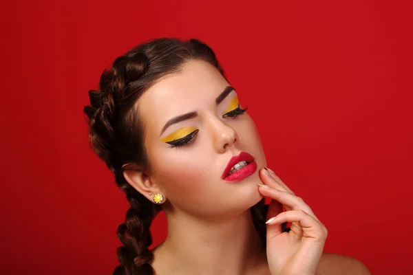 A beleza surpreendeu modelo de moda menina com arco de cabelo engraçado, unhas bege e maquiagem, isolado em um fundo branco. Expressando emoções positivas sorrir. Retrato de mulher jovem bonita — Fotografia de Stock