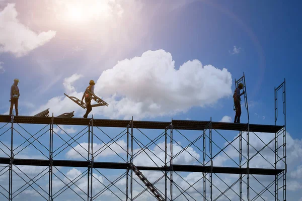 足場と空の背景と建物の建設現場で作業する男 建設要因のための足場 — ストック写真