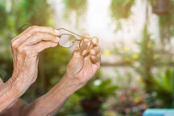 Vecchia Tenuta Mano Con Gli Occhiali Anziani Auto Salute — Foto Stock