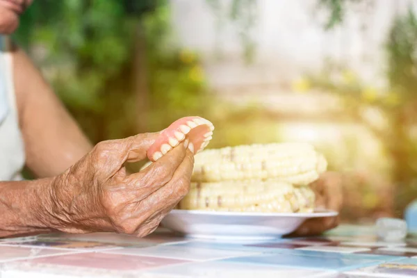 Las Ancianas Sostienen Los Dientes Falsos Listos Comen Con Maíz — Foto de Stock