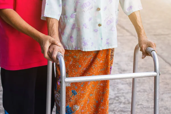 Asiatico Vecchia Donna Piedi Con Mani Bastone Passeggio Con Mano — Foto Stock