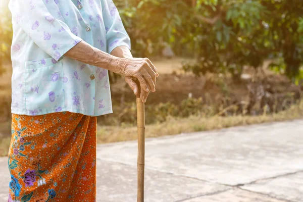 Asiatic Bătrână Femeie Picioare Mâinile Băț Mers Jos Mână Femeie — Fotografie, imagine de stoc