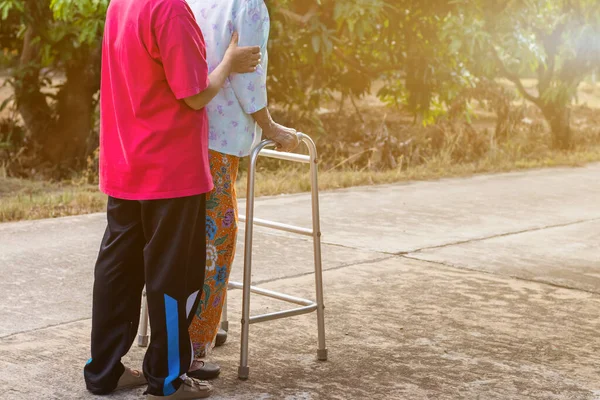 Asiatica Vecchia Donna Piedi Con Mani Deambulatore Con Mano Della — Foto Stock