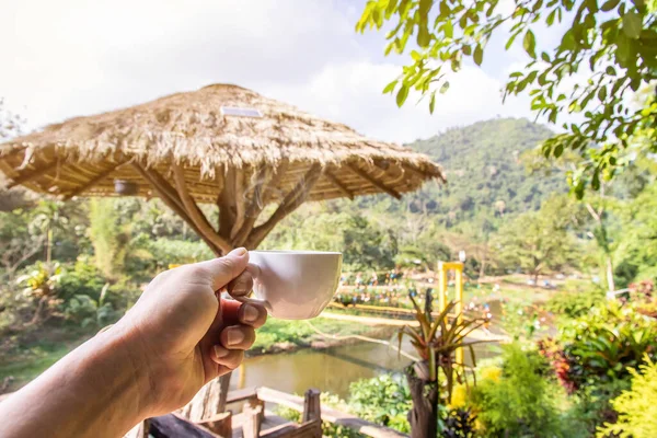 Mano Sosteniendo Una Taza Blanca Tazas Café Expreso Caliente Vista — Foto de Stock