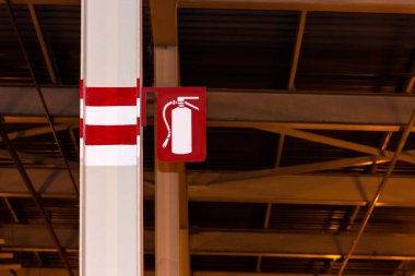 Sanayide çelik kirişe bağlı yangın söndürücü tabelası.