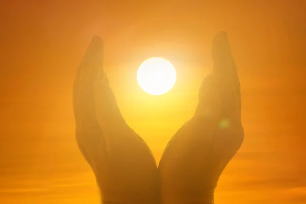 Silueta Manos Femeninas Sosteniendo Luces Del Sol Poniente Durante Puesta — Foto de Stock