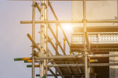 İskele borusu kıskacı ve parçaları inşaat sahasında kullanılan kıskaçların yapı dayanıklılığının önemli bir parçası, sahne yapı tedarikçisi platformları.