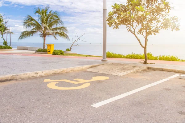 Behindertenparkplatz Mit Behindertensymbol Auf Dem Asphalt Der Behinderten Vorbehalten Ist — Stockfoto