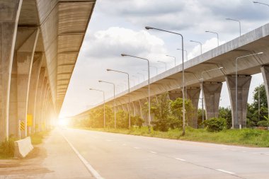 Ağır altyapı ile devam eden bir toplu taşıma tren hattının inşaat sahası, ağır ekipmanlarla yol yapımı