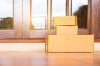  Mal paketi ve eve teslim edilmesi için paket kutusunu gönderen teslimatçı, evdeki alıcıya gönderildi.