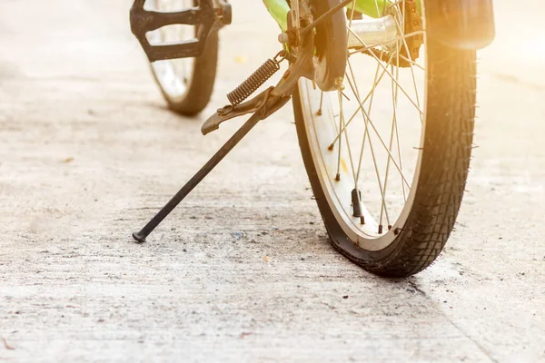 Primo Piano Vite Chiodo Foratura Pneumatico Moto Bicicletta Pneumatico — Foto Stock