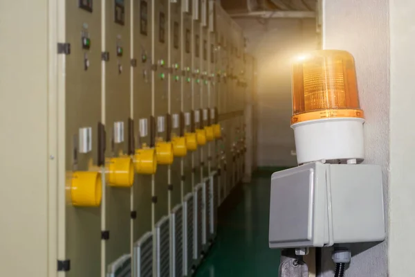 Waarschuwing Geel Alarm Licht Voor Elektrische Bedieningskast Muur Roo — Stockfoto