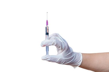 Beyaz arka planda izole edilmiş enjeksiyon için plastik bir şırınga tutan lastik eldivenleri teslim edin. Sağlık hizmetleri, tedavi uzmanları