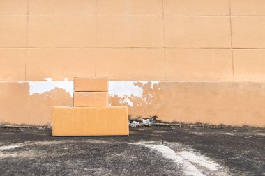  Mal paketi ve eve teslim edilmesi için paket kutusunu gönderen teslimatçı, evdeki alıcıya gönderildi.