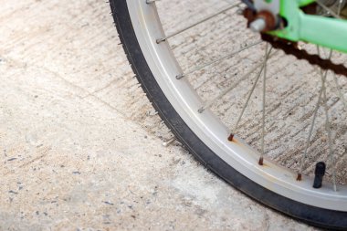 Çivi delici motorsiklet lastiği ya da bisiklet lastiği kapatın.
