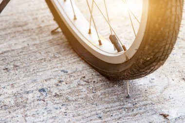 Çivi delici motorsiklet lastiği ya da bisiklet lastiği kapatın.