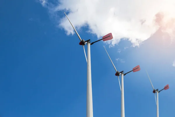 Turbina Eólica Fechada Gerando Eletricidade Céu Azul Com Amontoados Moinhos — Fotografia de Stock