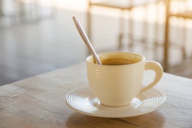 Kahve fren seti, kahve fincanları ve masada kaşıklar.