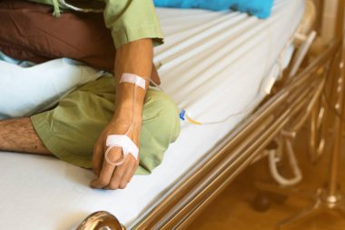 Hastanenin yatağında yatan hastaya tuz çözeltisi verin. Hasta için tuz çözeltisi verin.