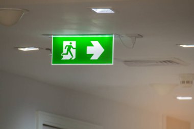 Hastanedeki yeşil acil çıkış levhası ECap 'e giden yolu gösteriyor.