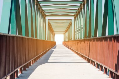 Mavi gökyüzü zemininde çelik köprü inşaatının kirişleri, yapının metal iskeleti
