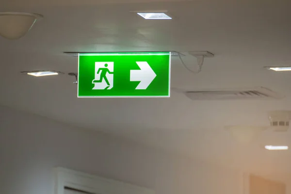 Зеленый Знак Аварийного Выхода Больнице Указывающий Путь Эвакуации — стоковое фото
