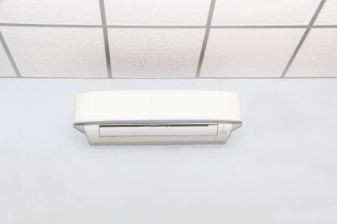 Duvarda klima, beyaz odada arka plan, oda koşulları.