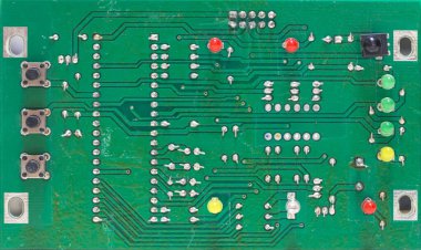Elektronik güç kaynağına yakın çekim, bulanık ve tonlu görüntü, aygıta odaklan