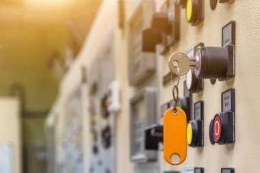 Elektrik kontrol panelindeki anahtar anahtarı seçim kipi endüstriyel makine ve fabrika ekipmanları için anahtar düğmeleri içerir