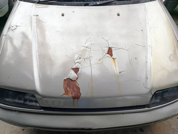 Paslı Paslı Arka Planda Bir Sürü Çizik Olan Arabanın Kapağını — Stok fotoğraf