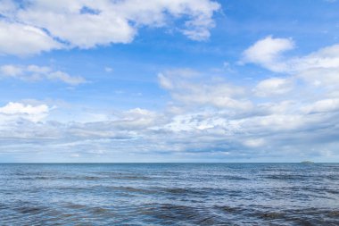 Dalgalı mavi deniz ve bulutlu açık mavi gökyüzü (okyanus, dalga, deniz plajı)