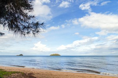 Dalgalı mavi deniz ve bulutlu berrak mavi gökyüzü (okyanus, dalga, deniz)