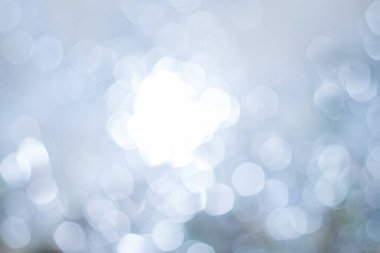 Soyut odaklı olmayan ışıklar su kaynağı olarak bokeh