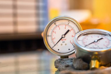 Cam masa hazırlama bakımı ve iş sektöründe yeni basınç göstergesi.