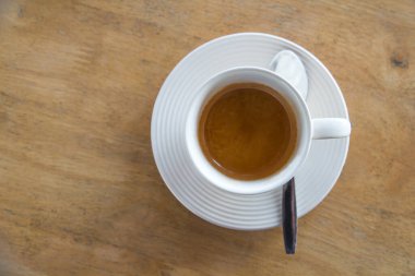 Kahve fren seti, kahve fincanları ve masada kaşıklar.