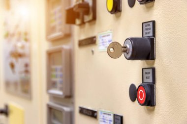 Elektrik kontrol panelindeki anahtar anahtarı seçim kipi endüstriyel makine ve fabrika ekipmanları için anahtar düğmeleri içerir