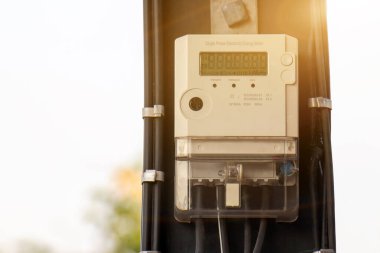 Ev kullanımı için elektrik dijital sayaçları, elektrik besleme sayaçları. Modern akıllı elektrik şebekesinin yakın plan dijital güç kaynağı.