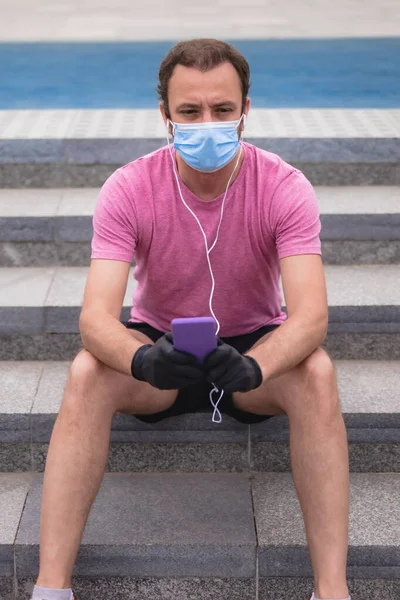 Sportivo Con Maschera Guanti Medici Smartphone Auricolari Che Allenano Facendo — Foto Stock