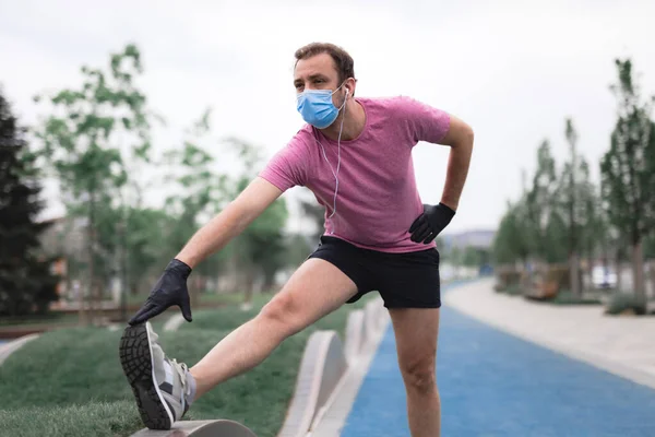 Sportman Met Medisch Masker Handschoenen Smartphone Oordopjes Aan Het Trainen — Stockfoto