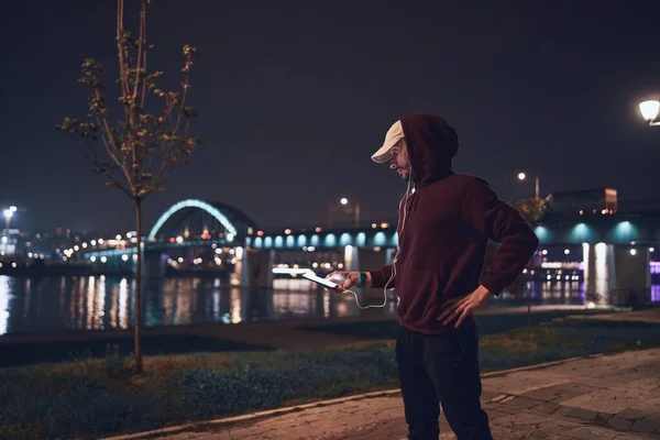 Homme Sportif Entraînant Sweat Capuche Dans Parc Urbain — Photo