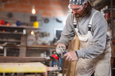 Eski moda bir atölyede çalışan erkek marangoz..