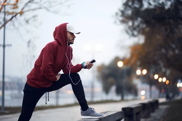 Sportowy Trening Bluzie Kapturem Miejskim Parku Miejskim — Zdjęcie stockowe